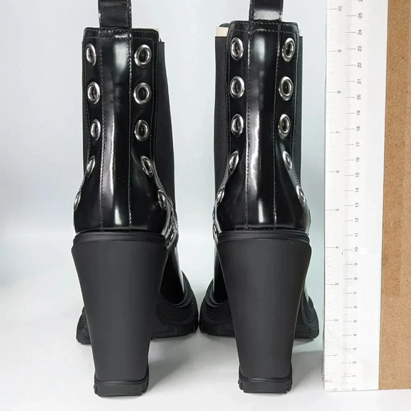 Alexander McQueen Women's Tread Grommet Embellished Heel Boot Size 40 MSRP 1,290 - Picture 5 of 9